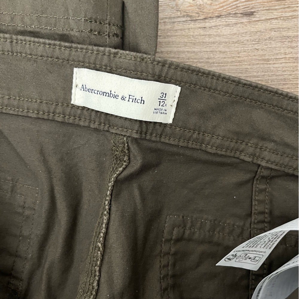 Wide-Leg Utility Pants in Dark Olive - Picture 4 of 4